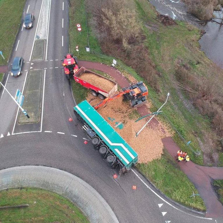 WIS_Limburg's tweet photo. Op de #N270 Oostrum 🔁 Venray is een vrachtauto met aardappelen gekanteld op rotonde. Hierdoor laat de stamppot voor vanavond nog even op zich wachten. Lading wordt overgeladen en het bergen kan zo beginnen. Hinder is minimaal⚠️ ^WIS Tim (📸EdwardMedia) @RWSverkeersinfo @limburg https://t.co/o3muA4N7wX