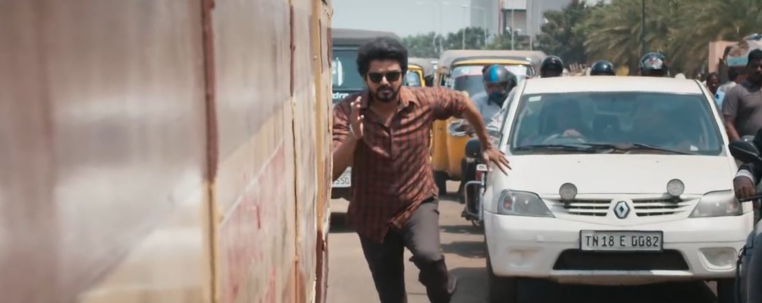 ViShAlPhYsIo1's tweet photo. No suit , No fancy dress , No explosions or high buildup dialogues . Just JD chasing the bus . This intro will remain classic forever in the history of Indian cinema.
2 yrs of Master ❤️ #2YearsofJD https://t.co/iJ4TXlSqzn