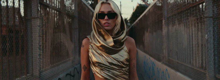 OCHannahMontana's tweet photo. Euphoria cinematographer Marcell Rev was the Director of Photography on Miley’s Flowers music video https://t.co/qd2vaX75hs