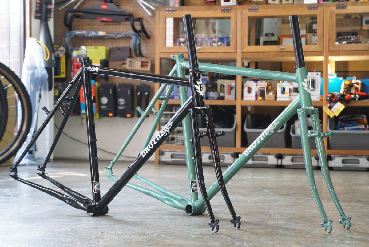 tempra_cycle's tweet photo. Brother cyclesのシングルスピードフレーム"ALLDAY"が入荷しました！
ギア変速は付けられない代わりにシンプルかつ35まで入るタイヤクリアランスで、街中使いからちょっとしたオフロード、バイクパッキングまでこなせます💪
#brothercycles https://t.co/F97erGZfdi