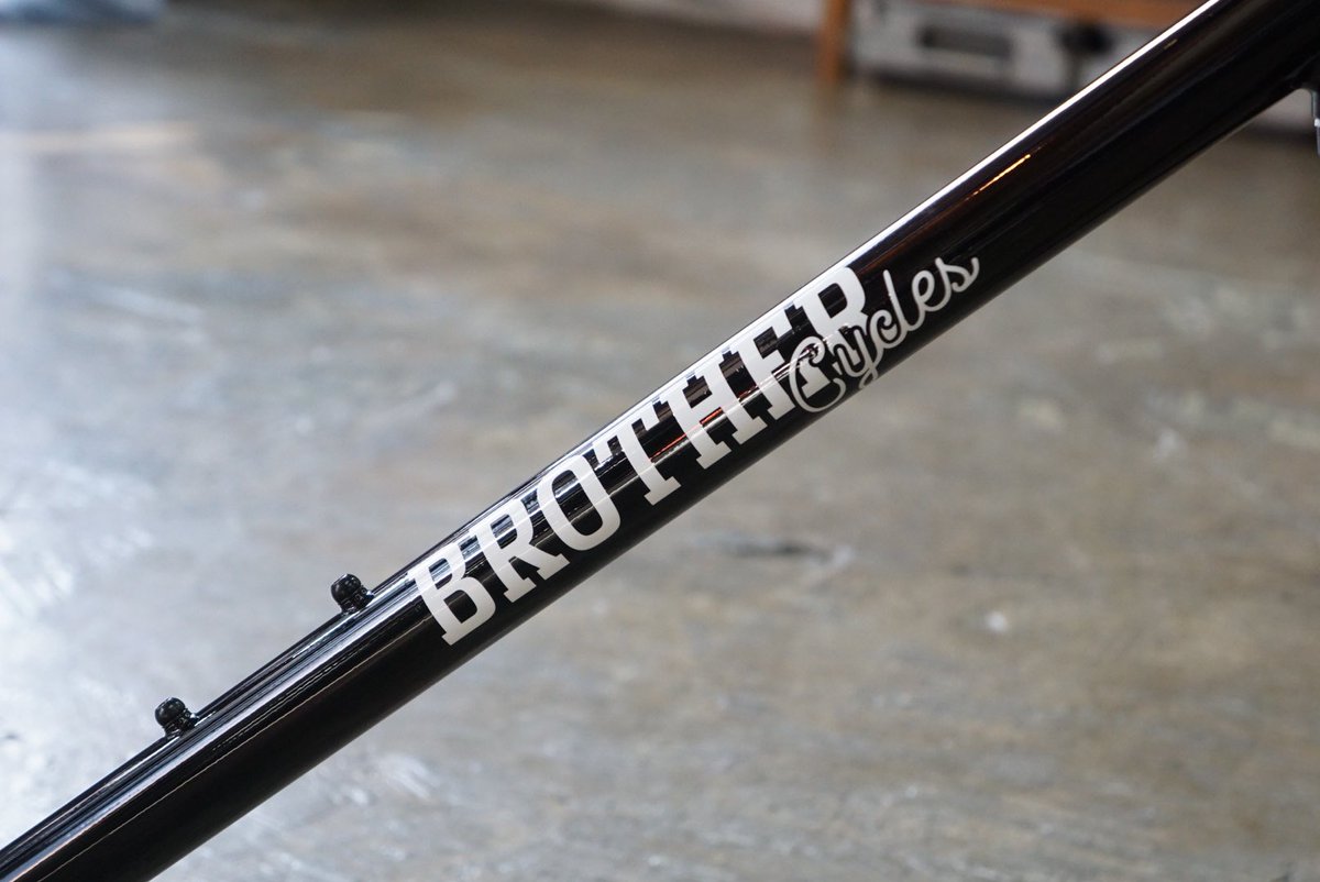 tempra_cycle's tweet photo. Brother cyclesのシングルスピードフレーム"ALLDAY"が入荷しました！
ギア変速は付けられない代わりにシンプルかつ35まで入るタイヤクリアランスで、街中使いからちょっとしたオフロード、バイクパッキングまでこなせます💪
#brothercycles https://t.co/F97erGZfdi