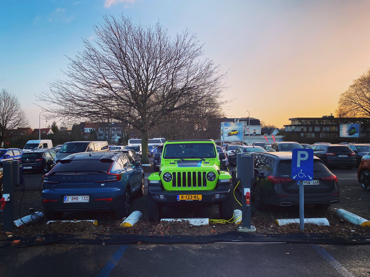 RolandTameling's tweet photo. Color is life. 😍
Need I say more?
#HUGEcarguy #Jeep #Wrangler4XeRubicon #GeckoGreen #ExpoBrussel @jeep @kiendrivenbyyou https://t.co/yy5TP8TelG