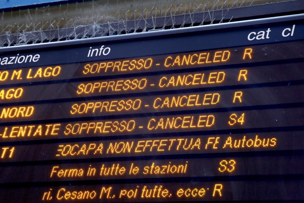 PostUmbria's tweet photo. Saranno quattro le Regioni coinvolte nella contestazione: Friuli-Venezia Giulia, Lombardia, Toscana e Campania. Garantiti i servizi essenziali nelle fasce orarie di maggiore frequentazione e non dovrebbero essere previste variazioni per i treni a lunga

https://t.co/QRuEkLLqIR https://t.co/rc3USCeBOS