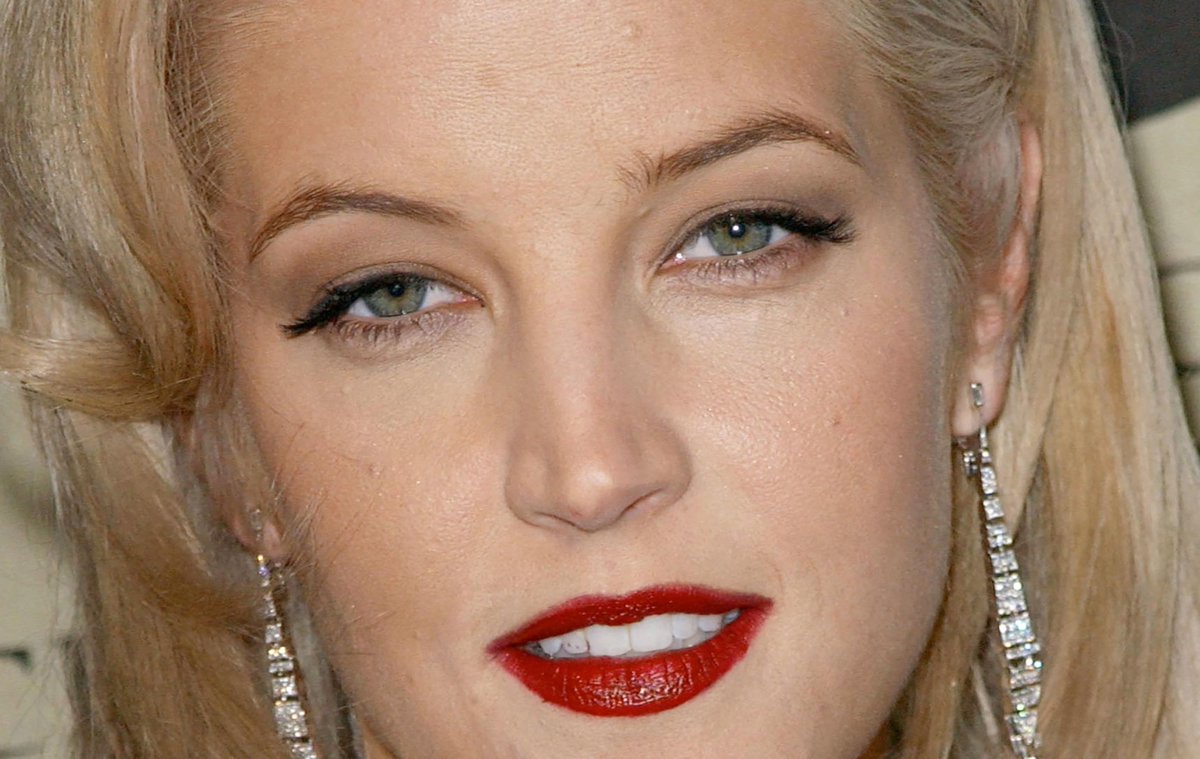 Agenzia_Ansa's tweet image. "È con il cuore pesante che devo condividere la devastante notizia che la mia bellissima figlia Lisa Marie ci ha lasciato", ha detto la madre Priscilla Presley in un comunicato. Martedì sera la figlia di Elvis aveva partecipato ai Golden Globes #ANSA ansa.it/sito/notizie/m…