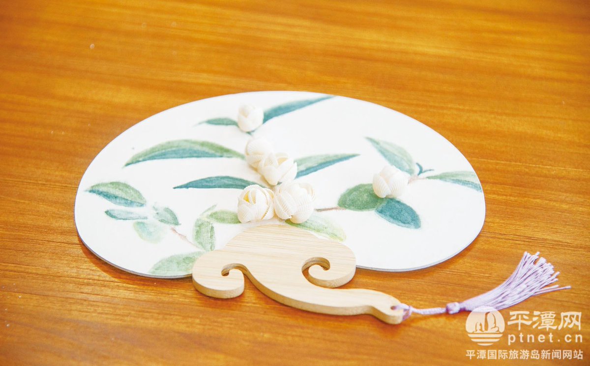 pingtanchina's tweet photo. From the wisdom of the island’s forefather to the beauty of the sea, Pingtan #ShellCarving truly captures the harmony of art and nature. Check out these artworks of #college students from Pingtan. https://t.co/Qwxb8G5zeD