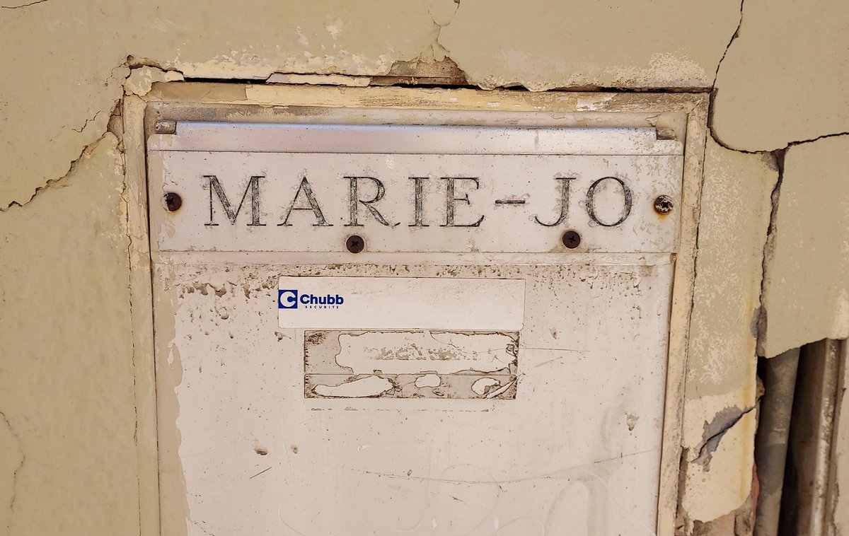 MarieJo78573071's tweet image. Une boîte aux lettres à son propre prénom...ce n'est pas si courant...
Existe-elle encore ?
Il y a peu de chances car le cabanon associé dans l'anse de Maldormé a été  détruit...
#Marseille