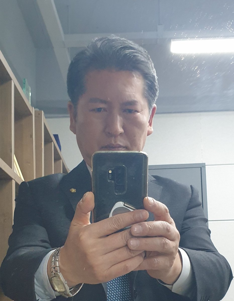 <헤어스타일 바꿔봤어요.>

미용실 원장께서
한번 변화를 줘보자며...
헤어스타일 바꿔봤어요.

갠찮나요.
.
.
그런데 말입니다.
김건희 수사는 안 합니까?