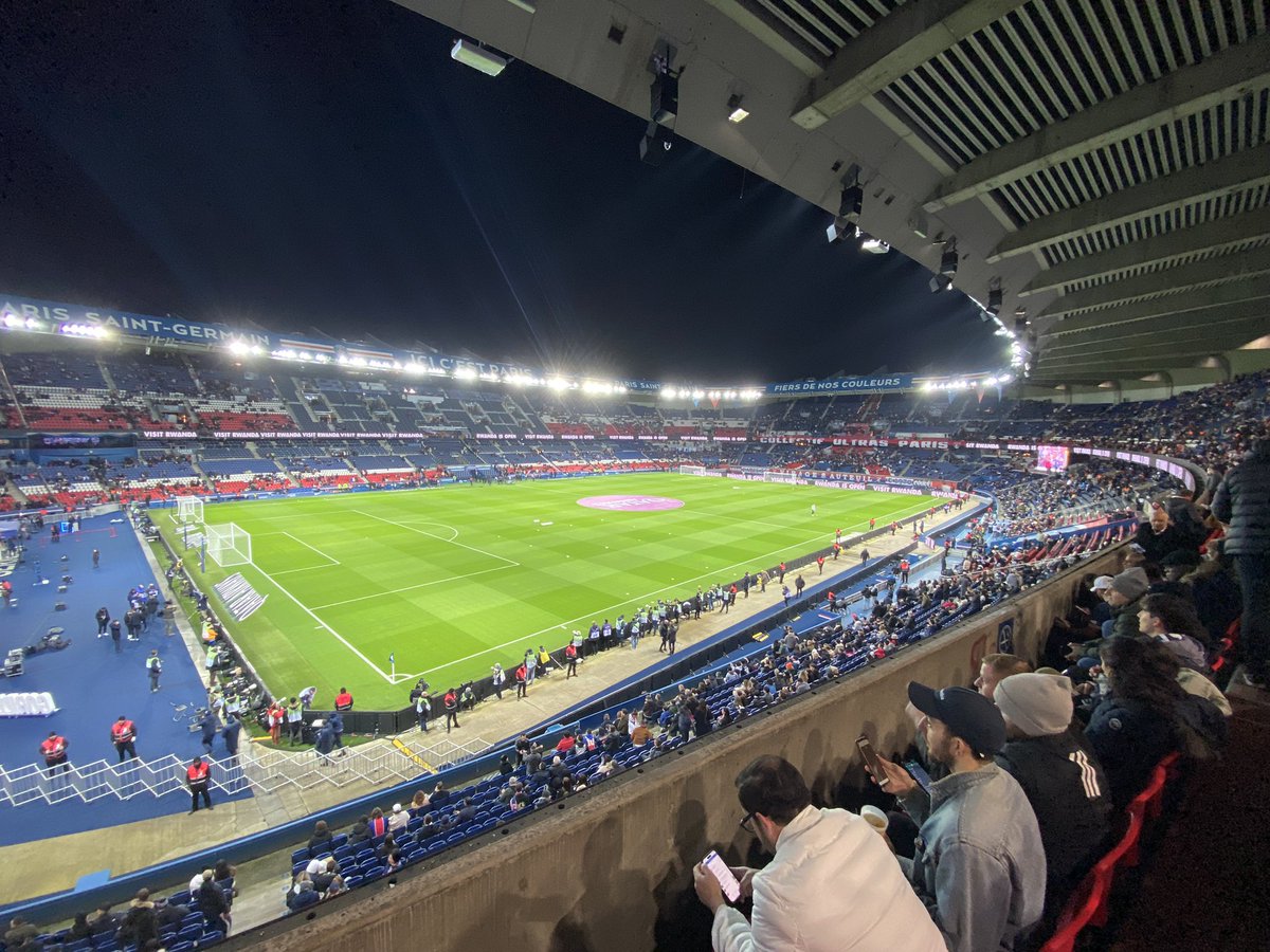 Pasiones que nos dan más decepciones que alegrías, pero no podrías vivir sin ellas. ⚽️ 🇫🇷 
#parcdesprinces #fútbol