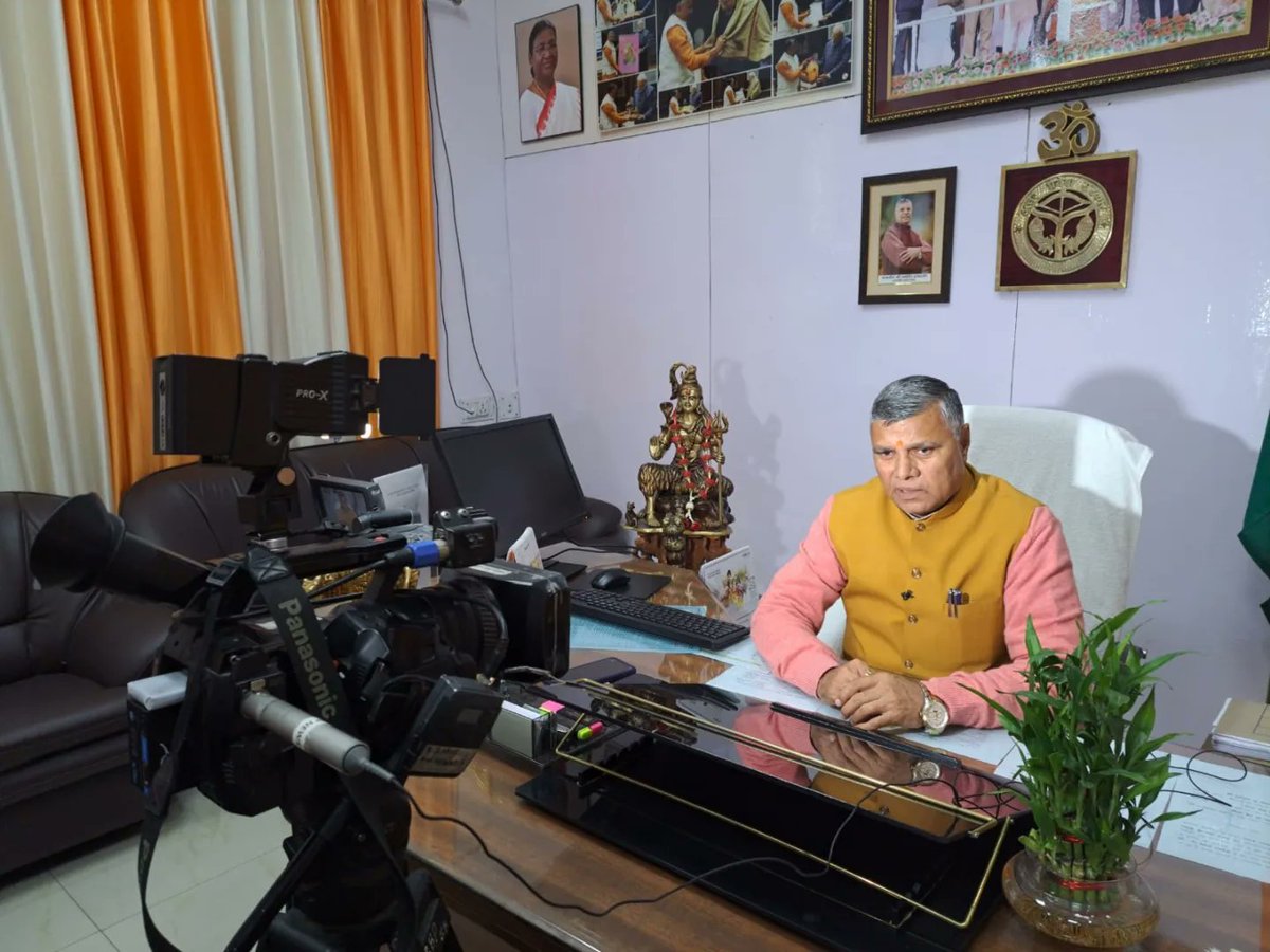 dharmindia51's tweet photo. आज विधानसभा नवीन भवन स्थित अपने कार्यालय पर विभागीय फाइलों का निस्तारण कर पत्रकार बन्धुओं से वार्ता की।
#NarendraModi 
#AmitShah 
#JPNadda
#MYogiAdityanath #SunilBansal
#Dharampalsingh
#BhupendraSingh 
#PMO_INDIA
#BJP4UP #BJP4IND
#UPgovt
#karagar 
#homgards https://t.co/0dTG3SmFRP