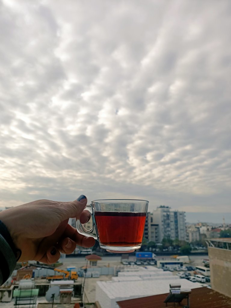 09_Delice's tweet image. #oje 'nin yarısı olmayan bir barnak 😁
#krem bile sürülmemiş bir el 😁
Nasıl da doğal, nasıl da olduğu gibi diğmii 

Alışılmışın dışında #çay 'lı bir #günaydın benden size.

Boş verin onu bunu #gökyüzü ve #bulut 'lara bakın siz 🤩 nasıl güzellllll ☁️💭

#cuma 
#bakımşart deell :)