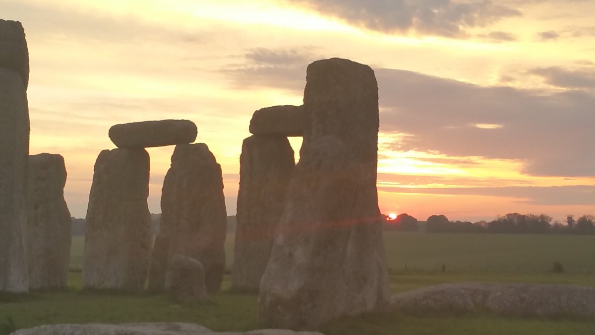 Sunrise at Stonehenge today (13th January) was at 8.06am, sunset is at 4.25pm 🌥️