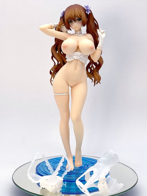 濡れ透けの衣装はキャストオフが可能です。
水浴びをするのなら脱ぐのが自然の摂理というもの。 