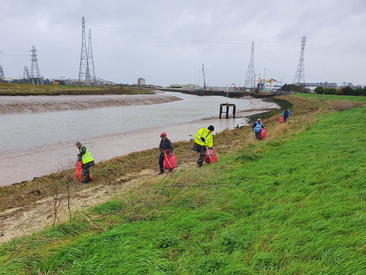 River_Care's tweet photo. Boston RiverCare have kicked off their 2023 with a clean-up of the Haven💚 15 #LitterHeroes collected over 20 full bags of rubbish, a mannequin, flag &amp; pole, welly, doll &amp; traffic cones ⛳️This waste would have washed straight out into the North Sea, impacting marine wildlife 🐳 https://t.co/fLmJulMnJt