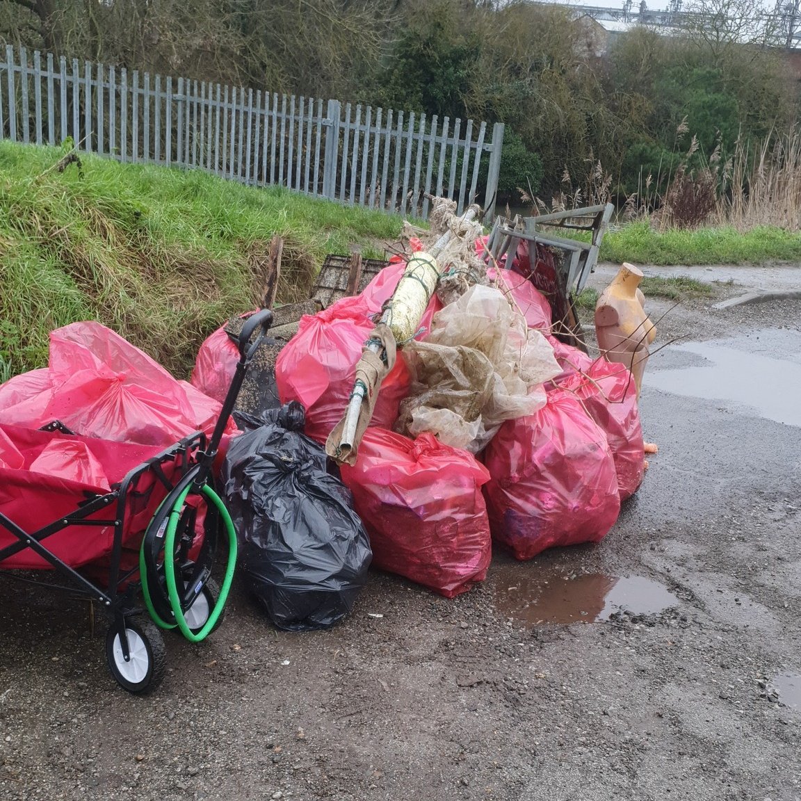 River_Care's tweet photo. Boston RiverCare have kicked off their 2023 with a clean-up of the Haven💚 15 #LitterHeroes collected over 20 full bags of rubbish, a mannequin, flag &amp; pole, welly, doll &amp; traffic cones ⛳️This waste would have washed straight out into the North Sea, impacting marine wildlife 🐳 https://t.co/fLmJulMnJt