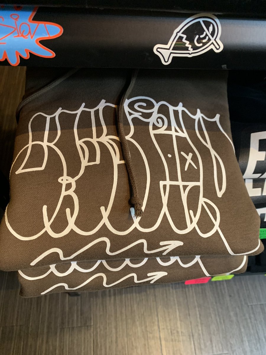 session_eastyo's tweet photo. 人気のSORA氏のスローアップデザインのフーディーで新色のブラウンが入荷致しました!
後ほどBASEにもUPさせて頂きますので宜しくお願い致します♪
#新小岩 #しんこいわ #葛飾 #東京 #東東京 #eastyo #graffiti #フーディー https://t.co/lKxHSD92AX