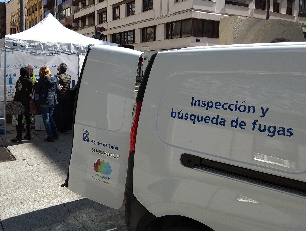 AguasdeLeon's tweet photo. ¿#Sabíasque...la #tecnología nos permite registrar los sonidos que se producen las redes de abastecimiento 💧🔊 y transmitirlos a dispositivos móviles 📲? Así funciona nuestro servicio de #buscafugas con el que promovemos una gestión sostenible del agua en la ciudad https://t.co/hhIKX49GP1