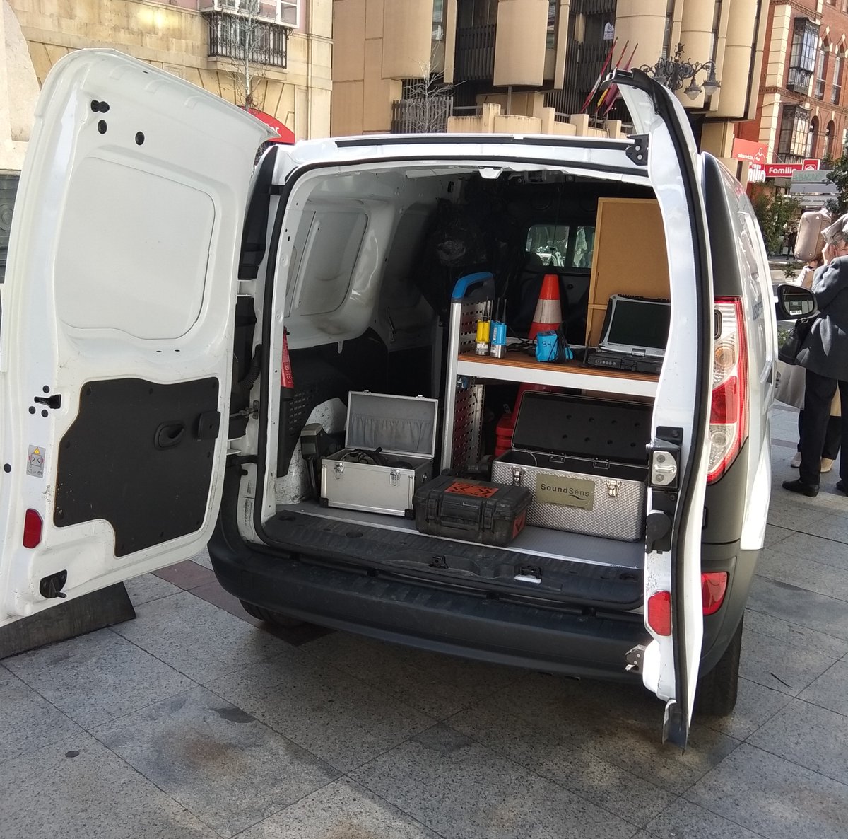 AguasdeLeon's tweet photo. ¿#Sabíasque...la #tecnología nos permite registrar los sonidos que se producen las redes de abastecimiento 💧🔊 y transmitirlos a dispositivos móviles 📲? Así funciona nuestro servicio de #buscafugas con el que promovemos una gestión sostenible del agua en la ciudad https://t.co/hhIKX49GP1