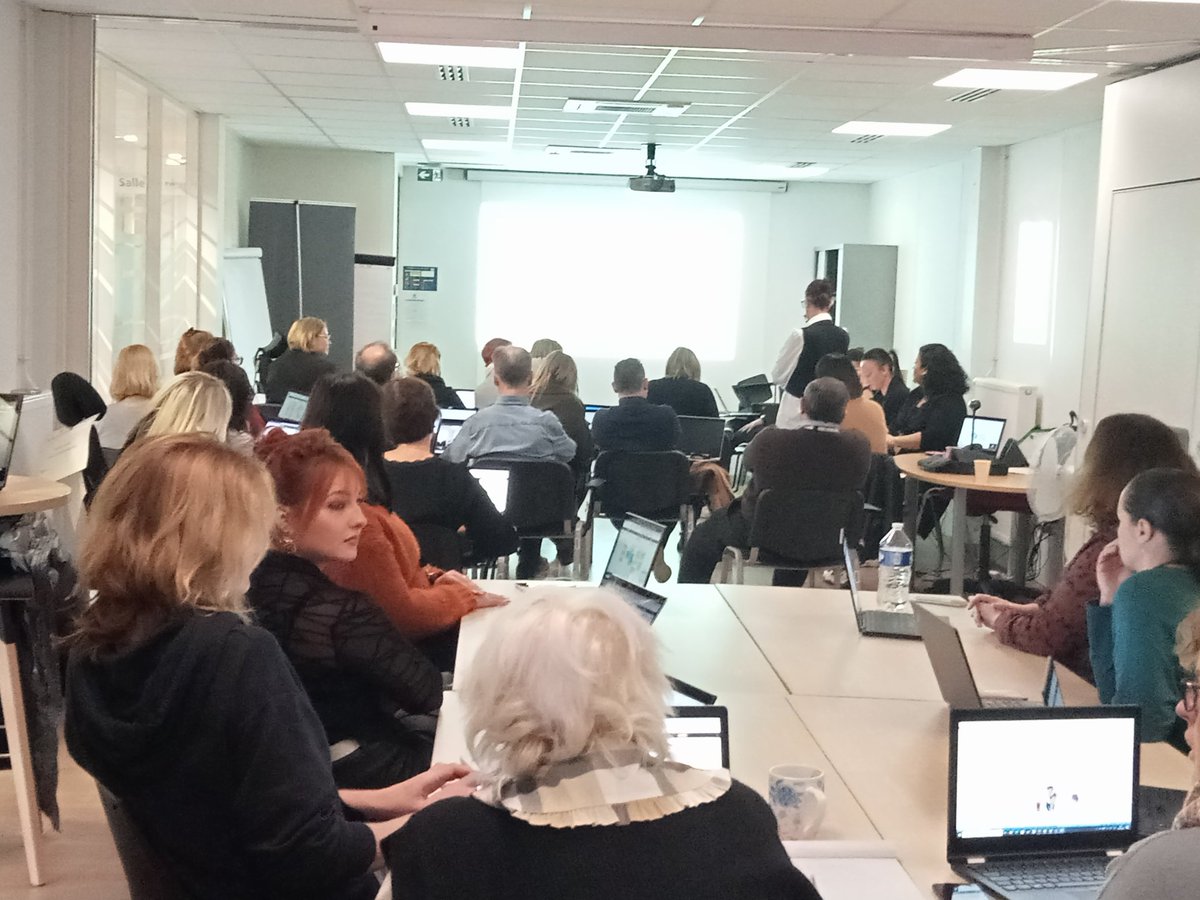corentinevaill2's tweet photo. En direct de l'atelier de restitution sur notre orga en #travail hybride 2️⃣0️⃣2️⃣3️⃣ au @pole_emploi Liévin #intelligence collective, accord #teletravail, #performance par la #confiance, #servicepublic, #EcouteClient
🎯 vers une orga 🔝 au service de ceux qui en ont le + besoin https://t.co/6t6EWd6h90