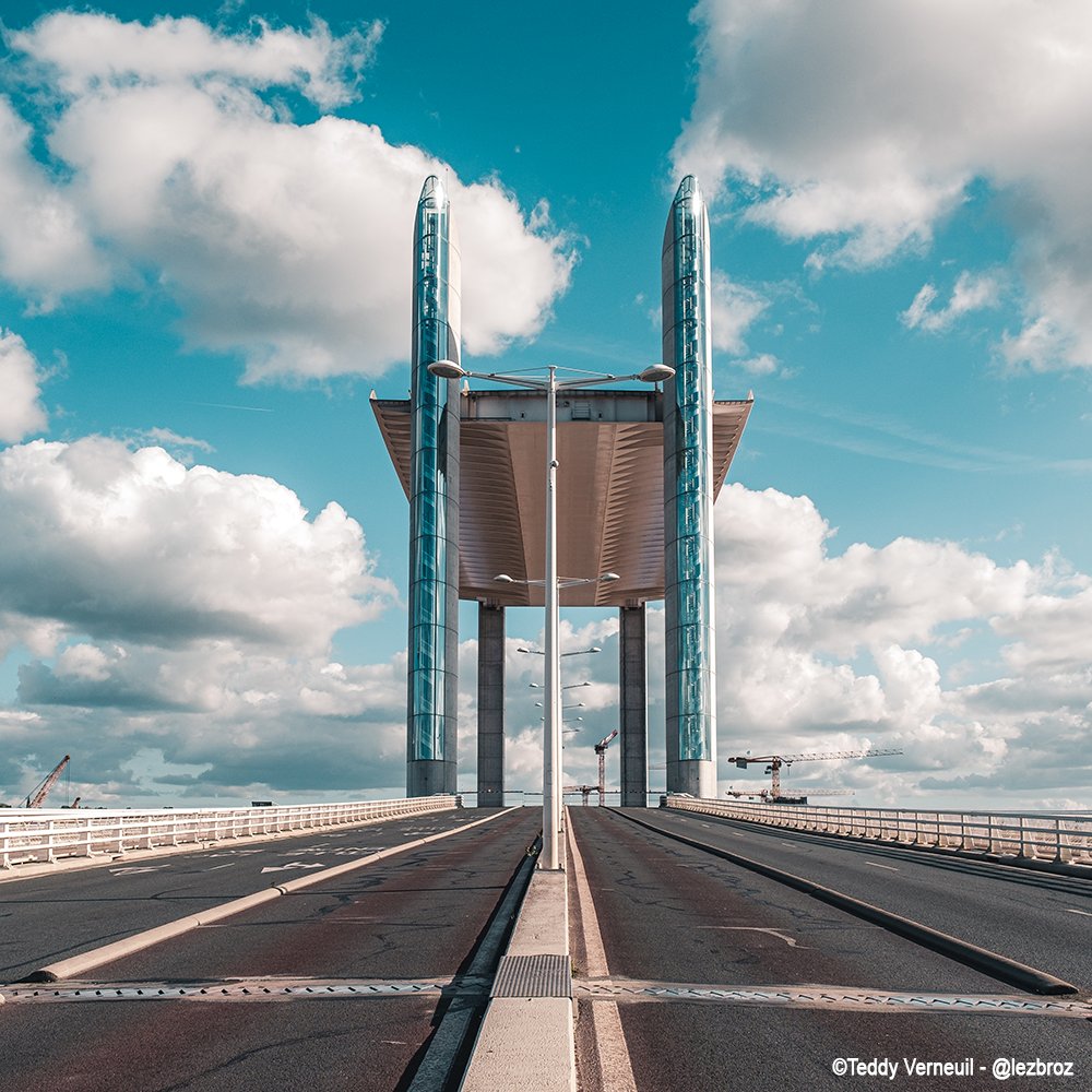 BordeauxTourism's tweet photo. Véritable prouesse architecturale, le pont Jacques Chaban-Delmas est le plus grand pont d'Europe à travée levante 🌉 Dans chacune des tours se trouve un contrepoids de 600 tonnes qui permet de soulever la travée centrale 😱 #Bordeaux https://t.co/9lLuqHtt8l