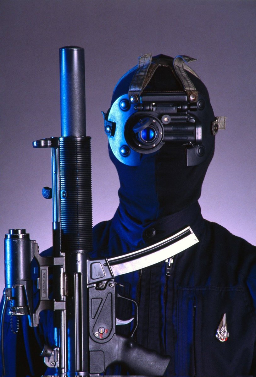 Remnantize's tweet photo. Presentation of equipment used by the GIGN, 1988 https://t.co/uUqGWkWC5a