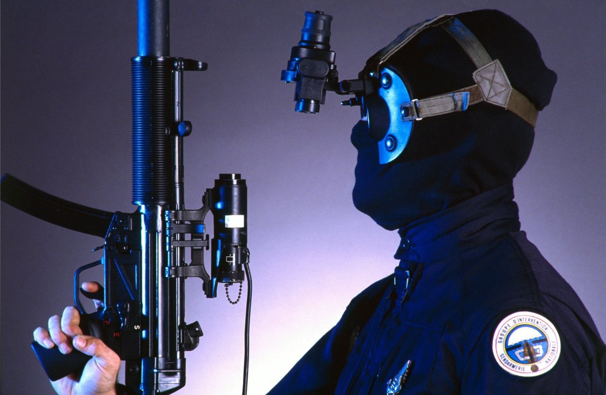 Remnantize's tweet photo. Presentation of equipment used by the GIGN, 1988 https://t.co/uUqGWkWC5a