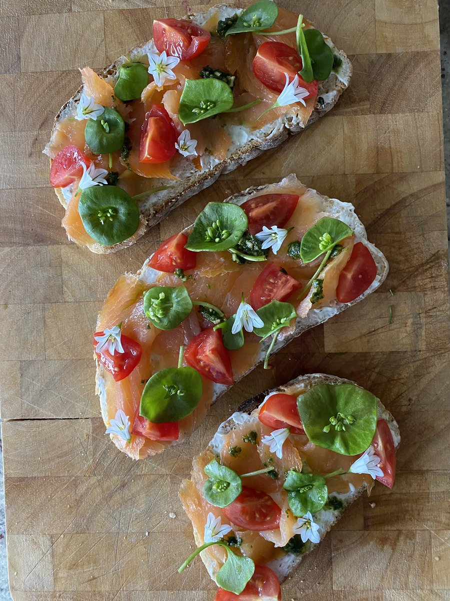 ChefJasonPer's tweet image. Homemade gravlax salmon on spelt grain sourdough, super sweet grape tomatoes, wild garlic flowers, watercress pesto, and citrus cream cheese.