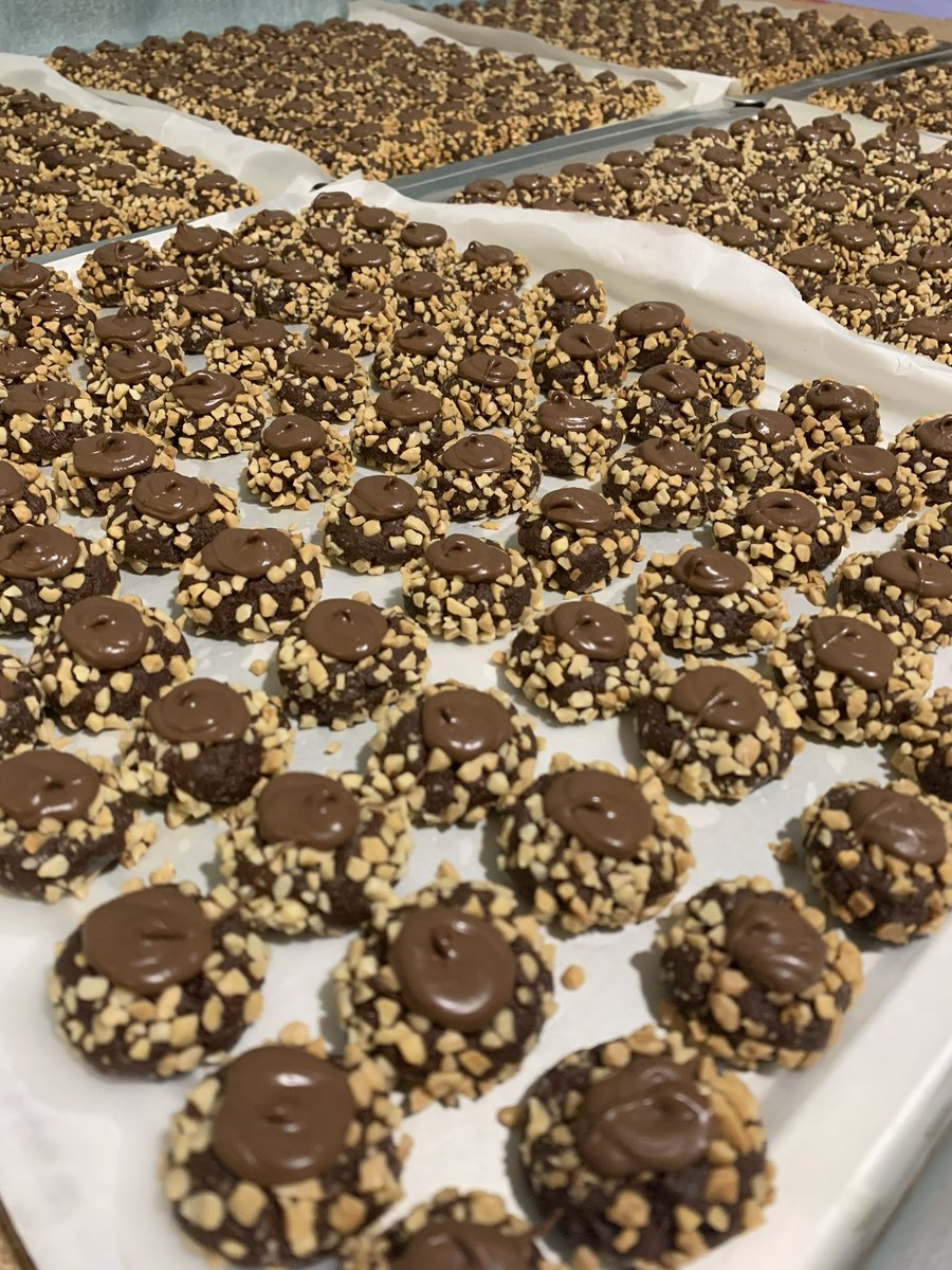 ryehawee's tweet photo. BEST SELLER COOKIES — Raya ‘22, Nutella Button paling laku keras. Harini orang kitchen bake lagi weh. Tapi in smol packaging je special buat kudapan ketika bergossip 🤭

📌 RM25/jar
📌 25~28pcs
📌 Eggless cookies
📌 100% premium ingredients

#RaihanaBakesRyehaJual
#DemiBino https://t.co/Qcvg9lRsSb