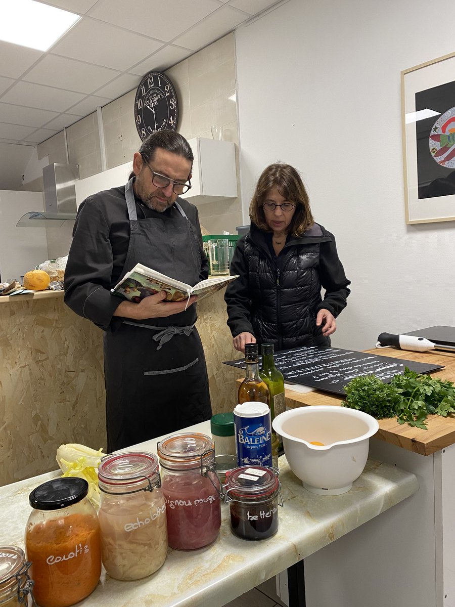 episourire's tweet photo. Aujourd'hui, Hubert Anceau et Nadeige de l'association Bocaux&amp;CO se sont de nouveau associés pour montrer comment valoriser et cuisiner les légumes conservés dans le sel. Encore un moment riche en partage et en découverte de nouvelles saveurs ! https://t.co/pdECXy1wj0