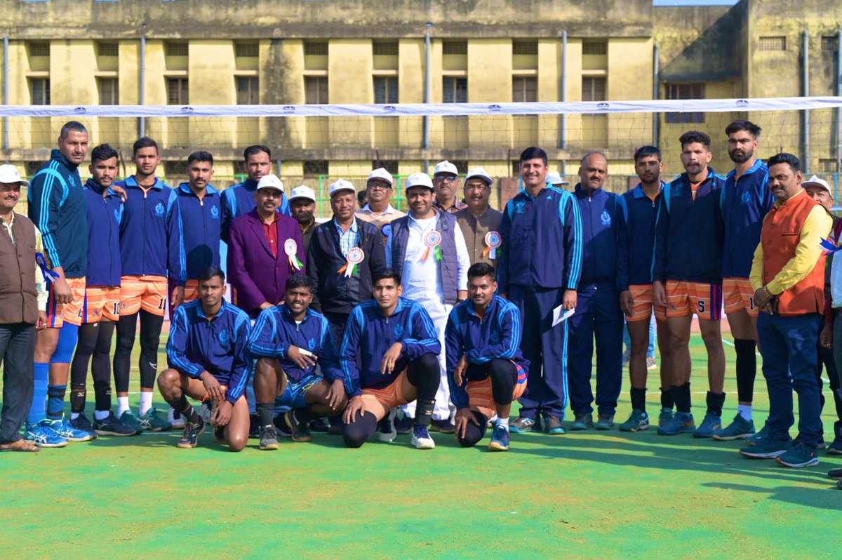 CCLRanchi's tweet photo. सीसीएल के ढोरी क्षेत्र के ‘करगली फुटबॉल ग्राउंड’ में सीएसआर के अंतर्गत आज चार दिवसीय ‘22वां अंतर जिला वॉलीबॉल’ प्रतियोगिता का उद्घाटन हुआ। ढोरी क्षेत्र की मेजबानी में इस प्रतियोगिता में झारखण्‍ड के 23 जिलो से 29 टीम भाग ले रही हैं। https://t.co/XnzxT3jcxC
