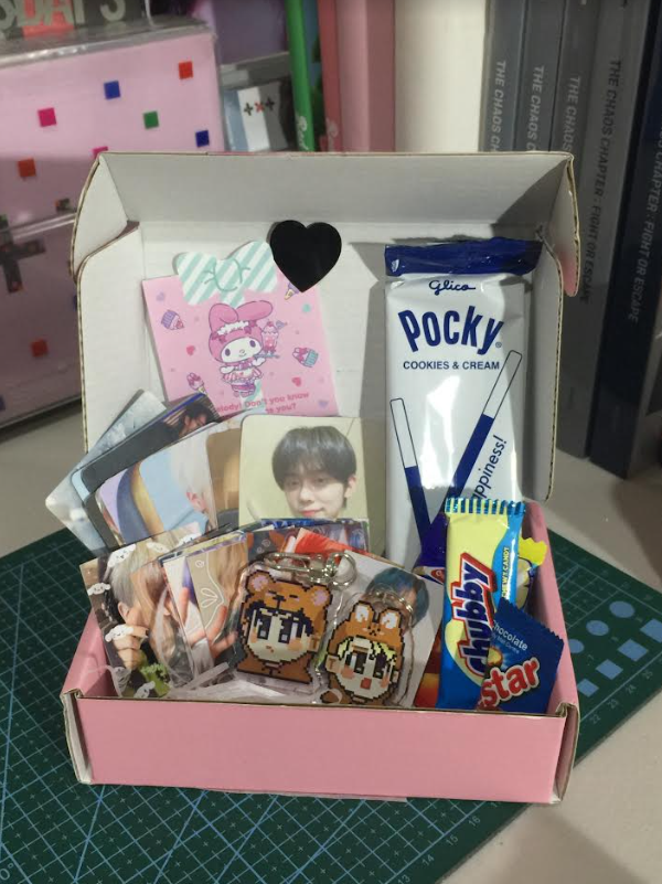 arvscart's tweet photo. — 🍧🌼 #_arvsmail || @gyuromizz #bamkyu
╰ thank you so much for the wonderful christmas gift mimi!! THE KEYRINGS ARE SO CUTE plus the amount of freebies that you gave to me is insane !! one of the reasons i would be willing to buy your bentas is bcus of your cute packaging HAHA https://t.co/UUqKSLI5cL