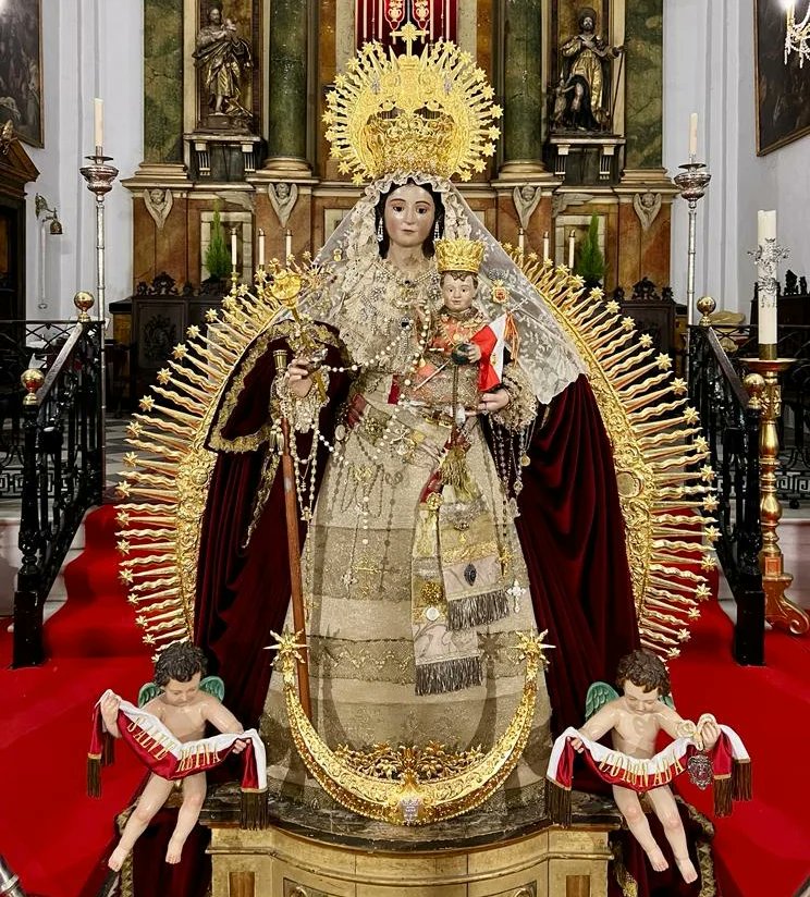 🟡 Nueva Media Luna para Santa María la Coronada, patrona de San Roque.
Bajo diseño propio y cincelada en metal sobre dorado, tal presea viene a completar a juego con la ráfaga que ya realizáramos hace unos años y seguir engrandeciendo su ajuar.