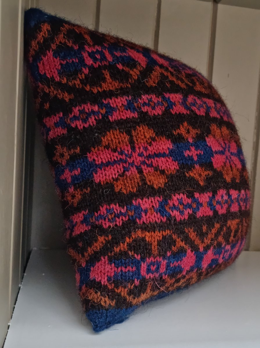** New pattern day ** First Fit Cushion ravelry.com/patterns/libra… #knitting #knittingtwitter #fairislefriday