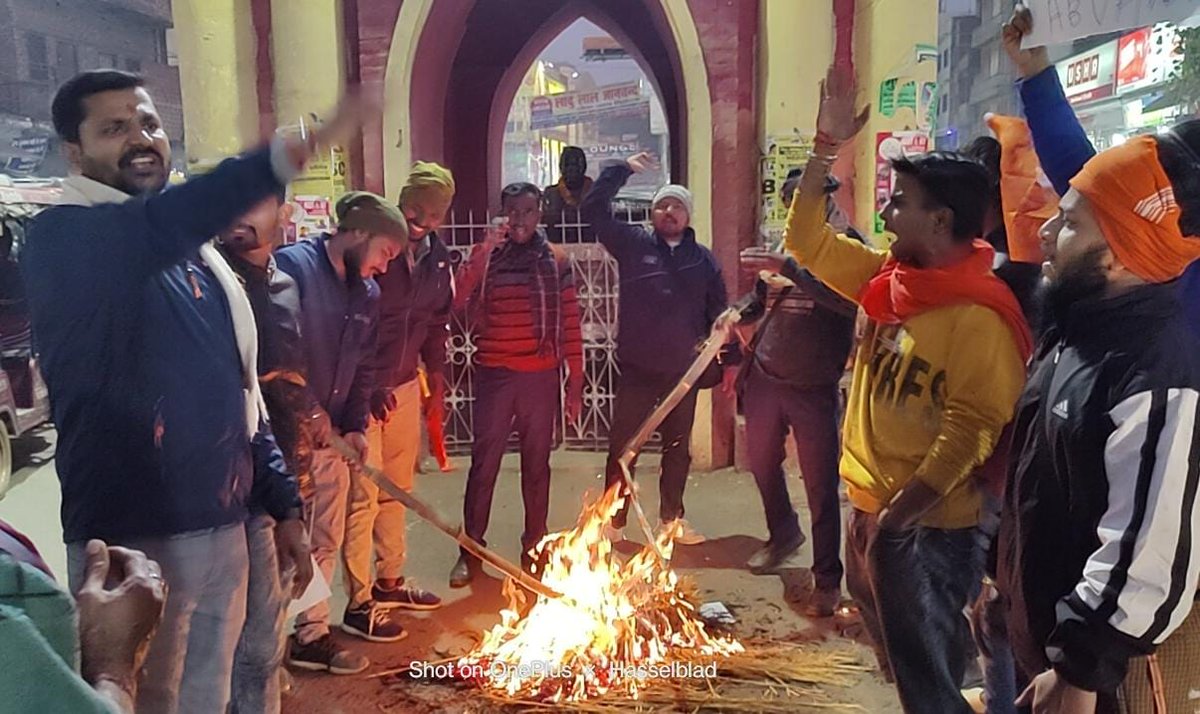 Bihar_ABVP's tweet photo. श्री रामचरित्रमानस पर की गई आपत्तिजनक टिप्पणी के खिलाफ अखिल भारतीय विद्यार्थी परिषद, गया महानगर इकाई के कार्यकर्ताओं न��� टॉवर चॉक पर शिक्षा मंत्री प्रो. चंद्रशेखर का पुतला दहन कर विरोध प्रदर्शन किया। 

#Bihar https://t.co/nogvmjBMHl