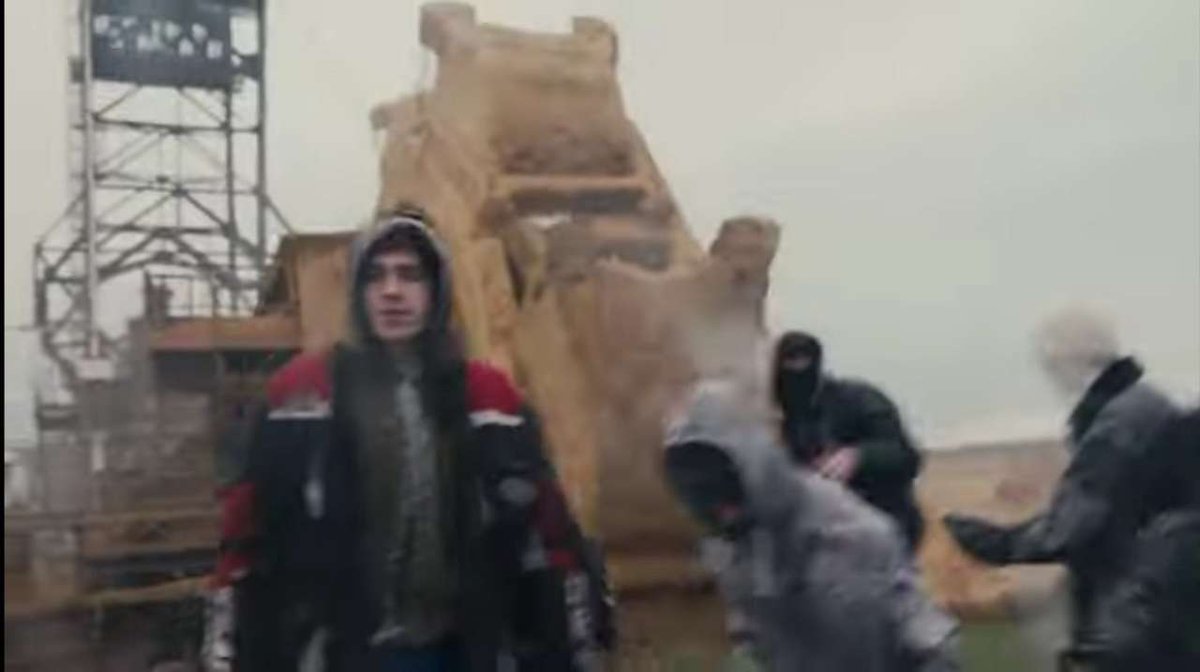 [14:50] 🎶 Lützi lebt — der Soundtrack 🎵
"Wir sind auf den Dächern und schreien 'Lützi lebt!', weil in eurer Welt nur Kohle zählt!" 
Anticapital Branko liefert den passenden Soundtrack dieser Tage. Lasst es uns von allen Dächern rufen: Lützi lebt! 💪