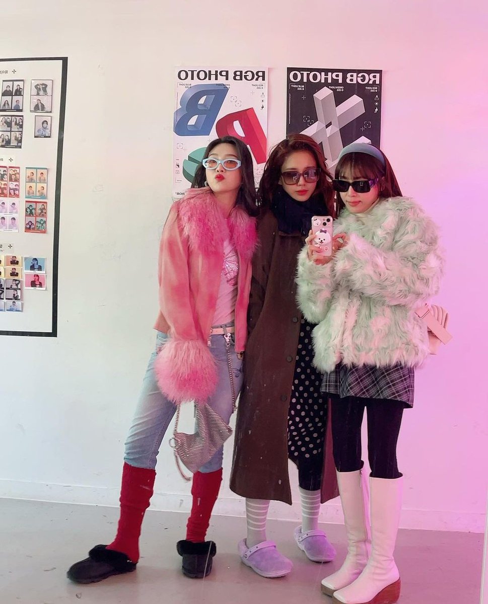 rvjoytrends's tweet photo. 220113 [IG] kangyewon0315 update

OUR GREEN RAY TRIO! 🥺💚 (the one and only)

#JoyOnThisDay #JOY #조이 #레드벨벳조이 #redvelvet #레드벨벳 @RVsmtown https://t.co/HlifSUqC9R