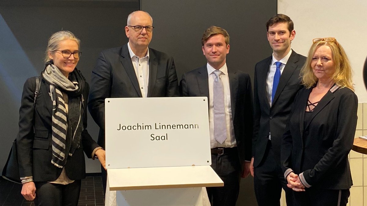 RathausHB_news's tweet photo. Konzertsaal der Bremer Philharmoniker in "Joachim Linnemann Saal" umbenannt – Auftakt in das Grand Opening im #Tabakquartier.
➡️https://t.co/vObNPoc37o https://t.co/iGZay1d5Zo