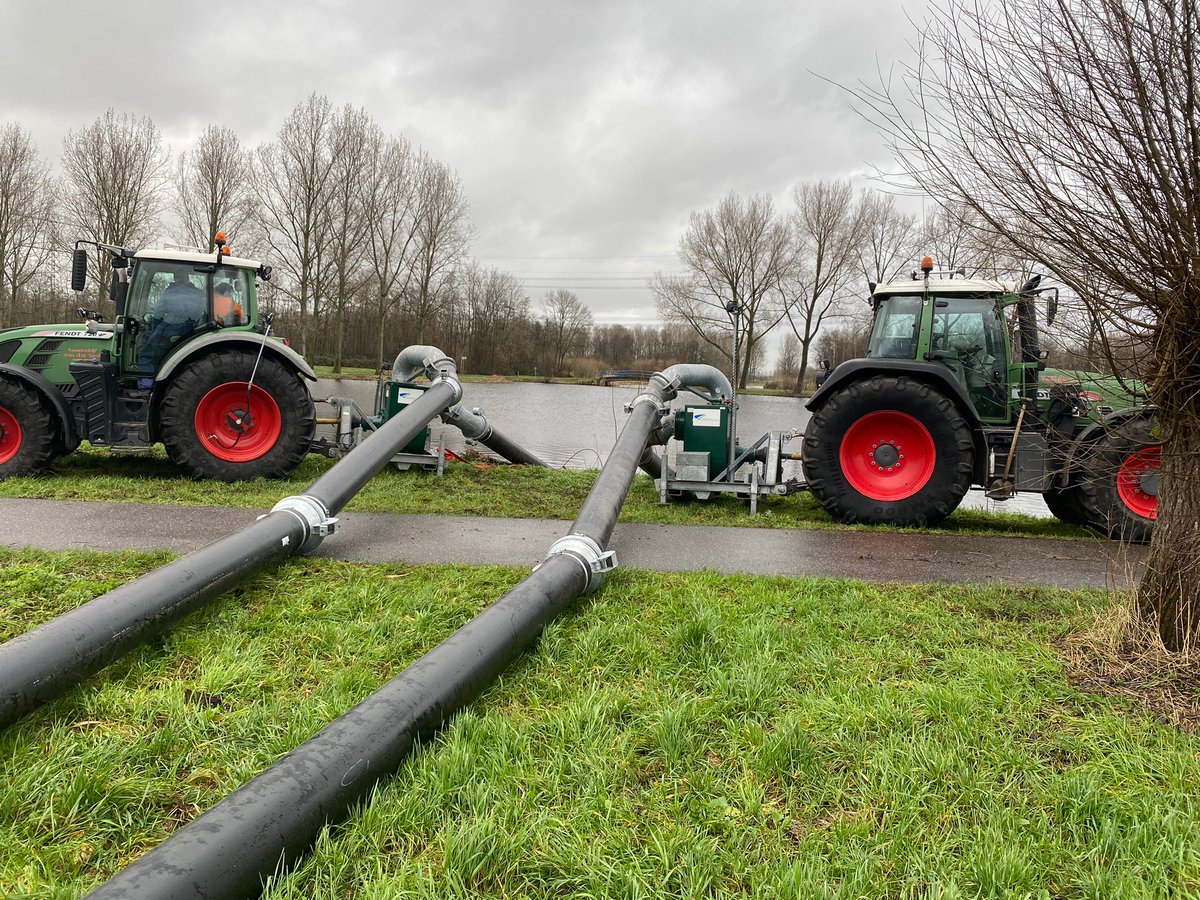 hhsenk's tweet photo. In de afgelopen dagen is er veel regen gevallen ☔. De komende dagen wordt nog meer neerslag verwacht. De gemalen in ons gebied draaien volop om al de regen af te voeren. Alle regen die nu valt, voeren we zo snel mogelijk af om wateroverlast te voorkomen. https://t.co/CB8ZARtf3n https://t.co/em9yYlrxCO