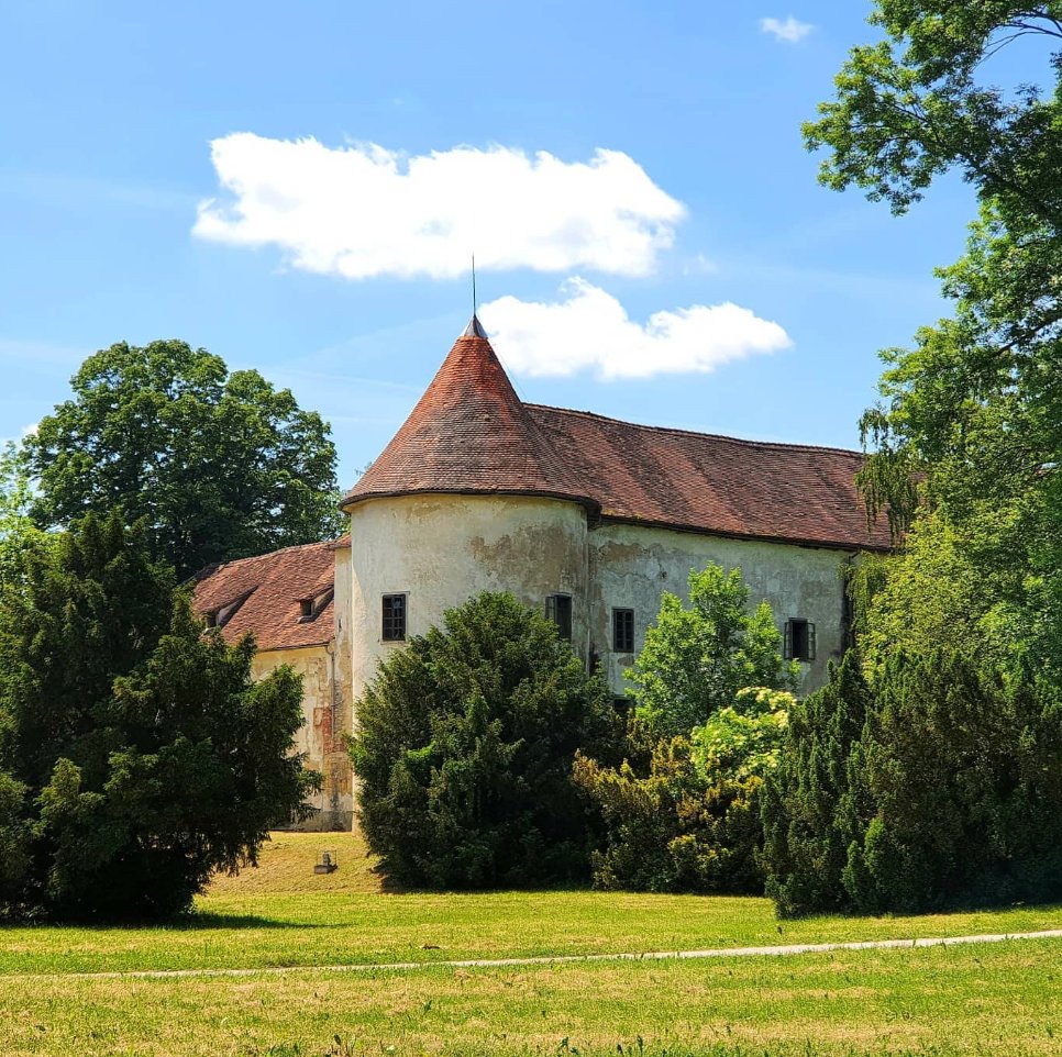 Antimon_Zg's tweet photo. Dana 12.I.1257. na zahtjev samih građana varoši ugarsko-hrvatski kralj Bela IV Arpad izdao je privilegij kojim je varoš Jastrebarska (dan. #Jaska, #Jastrebarsko) postala slobodni kraljevski grad.
Mali 🧵 https://t.co/GEESUCWYt8