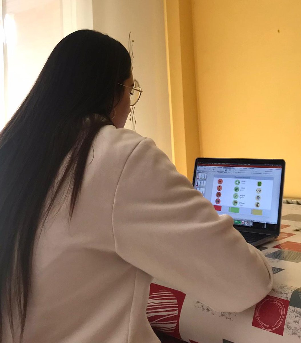 JuliaCabLo's tweet photo. D'ahir amb @SabinaPerEstr ultimant els detalls per la sessió sobre com construir oracions a les aules de segon de l' @ETorreforta. ✏️🤭
@idcomdid
#projectearmif https://t.co/7TEICuHhNi