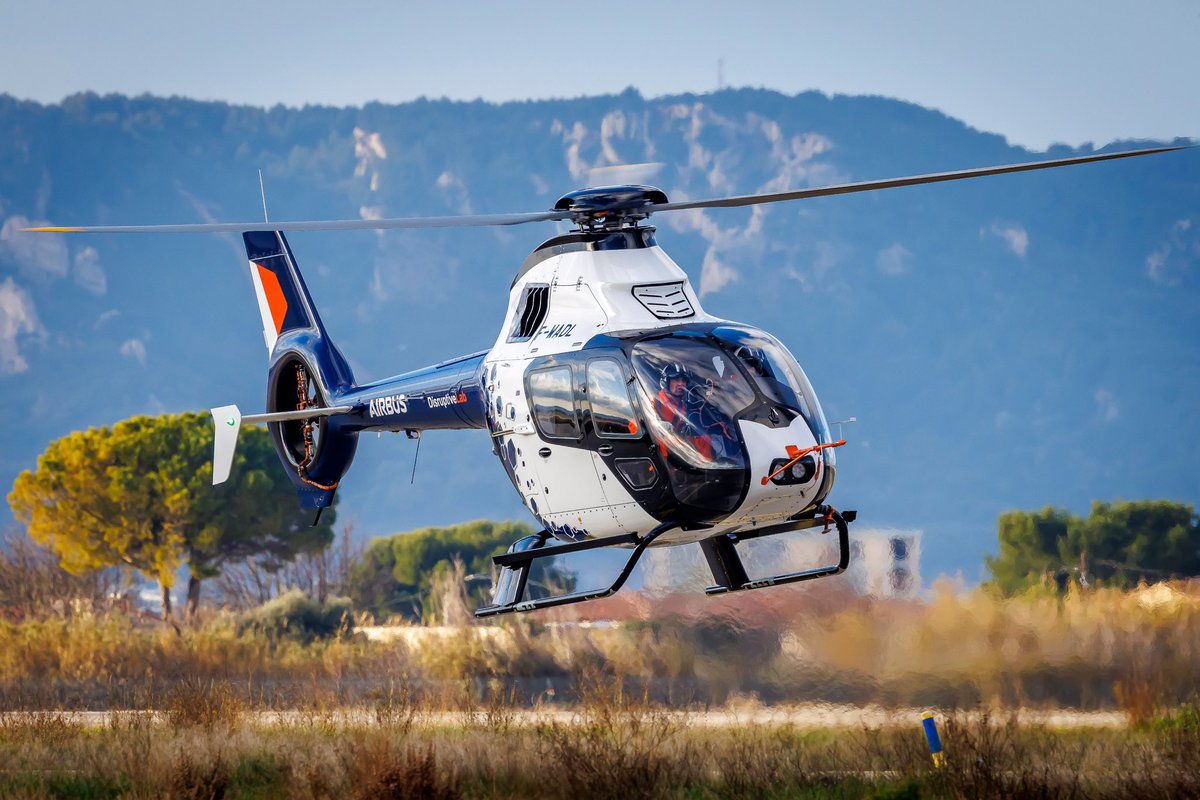 CBeaune's tweet image. #Décarbonation | Heureux de célébrer aujourd&apos;hui le 1er vol du #DisruptiveLab d&apos;@AirbusHeli  🚁  
  
Un démonstrateur innovant soutenu par l’État pour ➕ de performance et ➖ de CO2. Le résultat d&apos;une collaboration avec plus de 50 PME 🇫🇷 en faveur de la décarbonation !