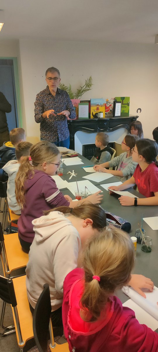 EcoleSources's tweet photo. Dans le cadre de notre résidence d'artiste, les élèves de la classe de CM1 participent à un atelier d'écriture et d'illustration avec Alain Chiche, auteur/illustrateur pour la jeunesse. https://t.co/4TwmYQskBR