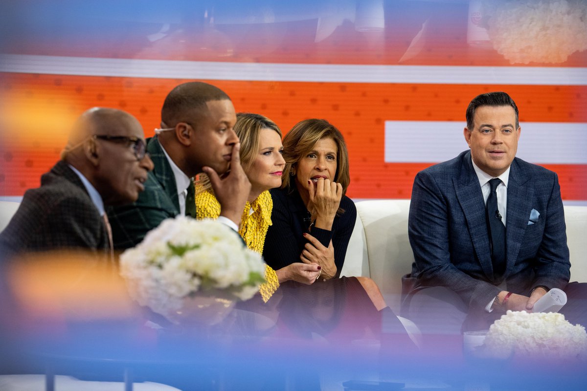 TODAYshow's tweet photo. when we started watching the svu preview vs when we finally saw benson's and stabler's face get close together https://t.co/4utCzbOBh8