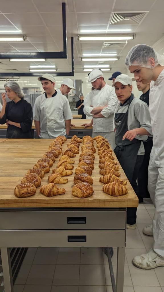 Prefecture40's tweet photo. #Artisanat |  Le centre de formation aux métiers de l’artisanat des #Landes forme environ 1000 apprenants chaque année 🤝

Françoise Tahéri, préfète des #Landes, a rencontré et échangé cet après-midi avec des apprentis autour de la traditionnelle galette 🥧 https://t.co/mDWzMcKyP1