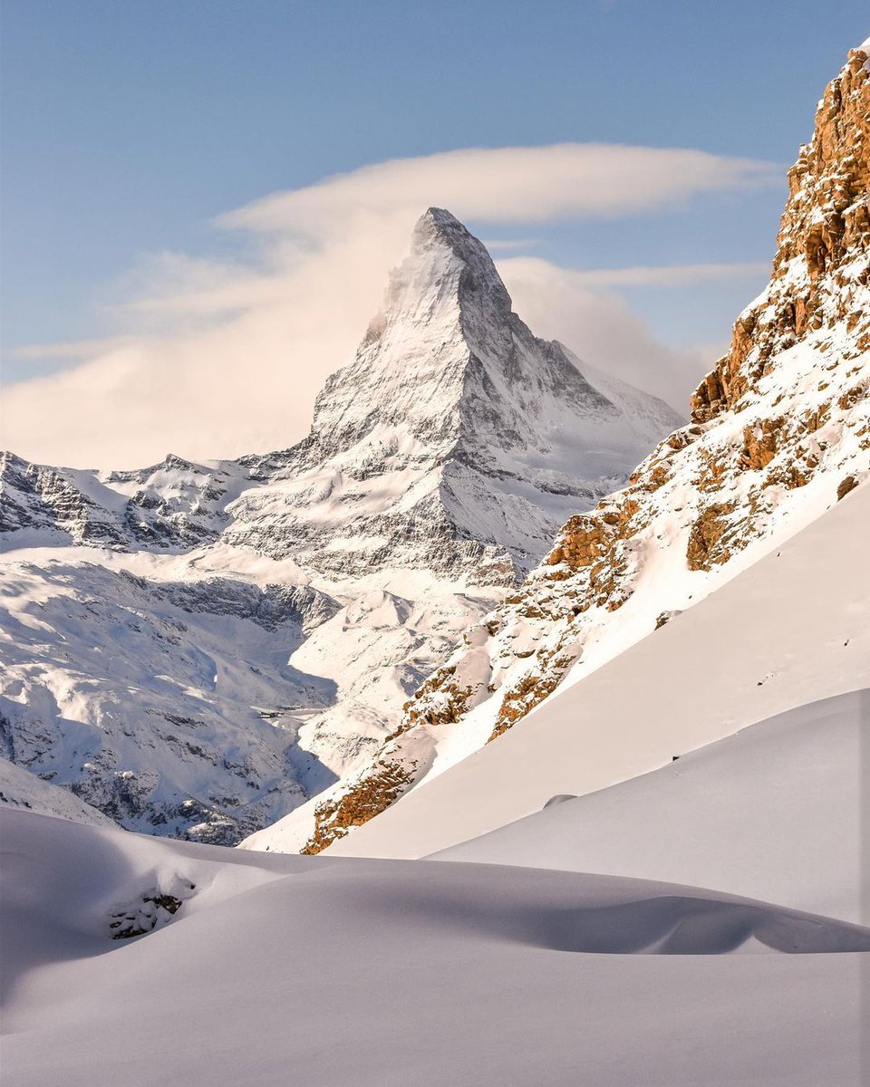 #LeSaviezVous ? Le Cervin, qui se situe au cœur des Alpes Valaisannes, est l’une des montagnes les plus photographiées du monde. 📸 📸 @xavier_and_caroline #MALC @France3tv @Suisse @MySwitzerland_f