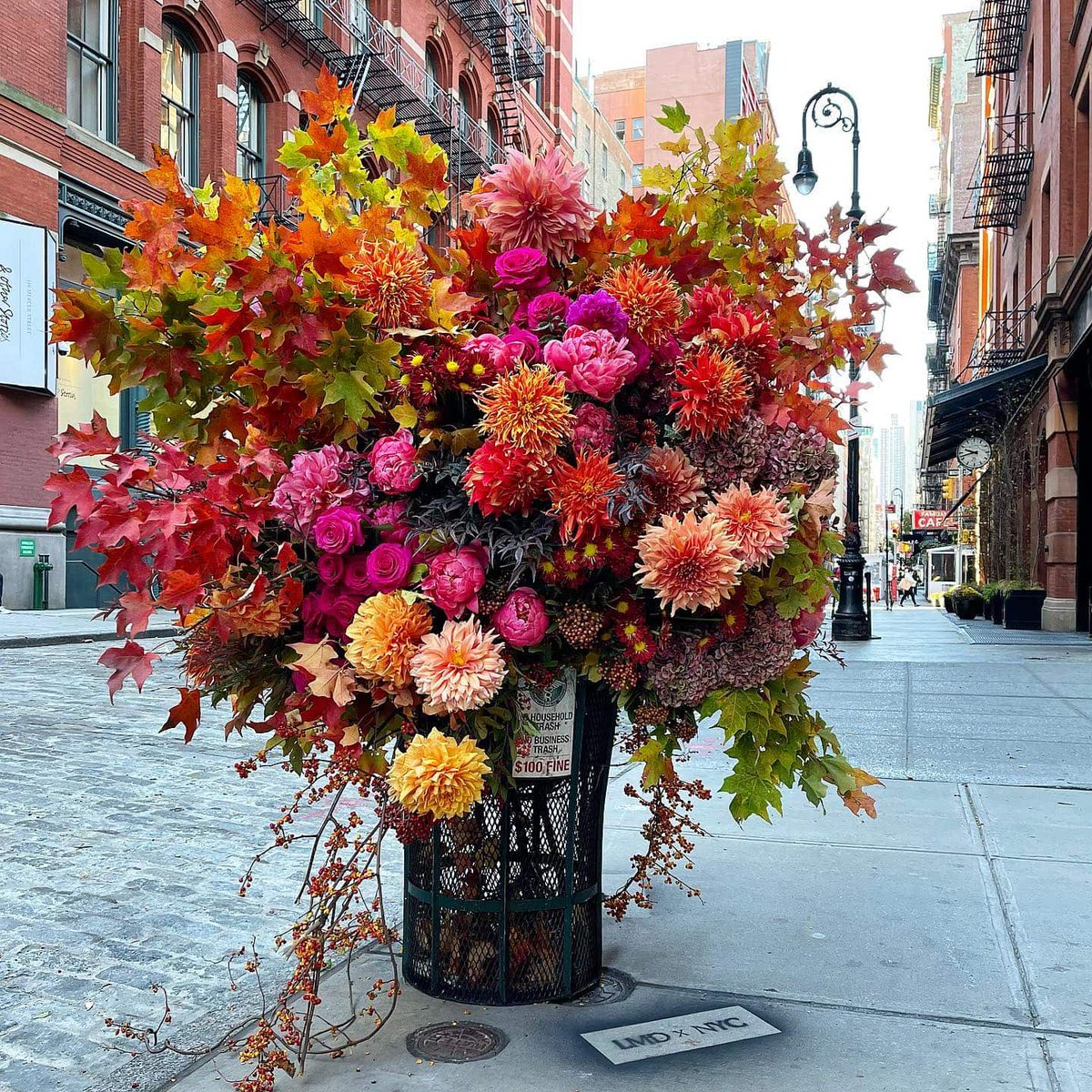 creapills's tweet photo. À New York, le designer Lewis Miller transforme les poubelles... en vases géants avec des fleurs 💐 https://t.co/ngrvTzZqUt
