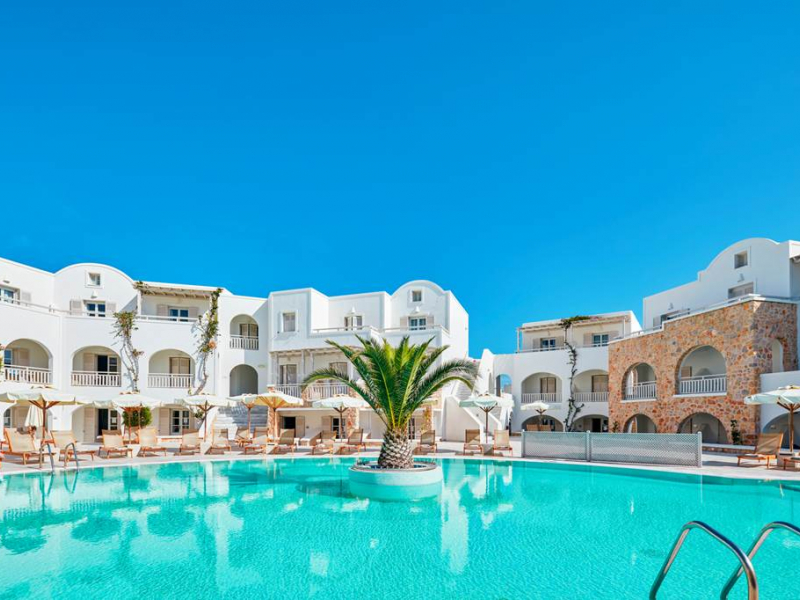 2PerfectTravel's tweet photo. ✨Seeking a getaway on the serene island of Santorini? 
The Aegean Plaza Hotel is in a prime spot just minutes from the lively streets of Kamari and its charcoal-coloured shore.
🛫Departs 15th June for 10 nights on B&amp;B - https://t.co/DHBQ56X88H https://t.co/LdIhrmWQhG