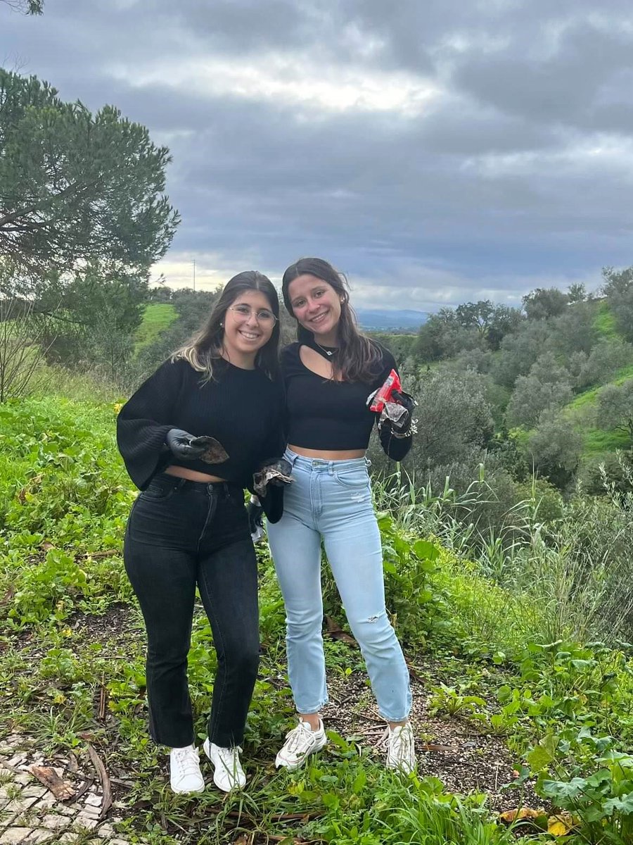 Recolha de Lixo ♻️

A Associação de Estudantes, realizou hoje a recolha do lixo à entrada da escola e no parque de estacionamento. Esta atividade teve como objetivo tornar o espaço exterior mais limpo e apelar à comunidade escolar que tenha um comportamento mais responsável 💚