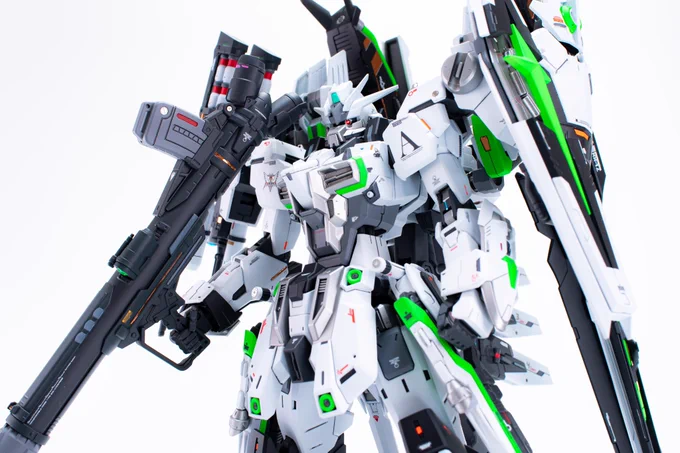 MG1/100「フェイク B インパルス」完成しました今回はエクスインパルスをベースにブラストインパルスのシルエットを取り入れ、インパルスだけどちょっと違う感じの機体を目指して製作しました!カラーはホワイト基調に蛍光グリーンとオレンジを合わせたハイコントラストな感じにしてみました。 