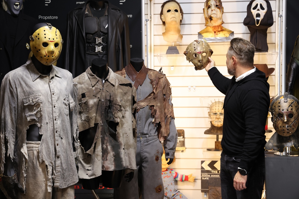 propstore_com's tweet photo. Who else will be watching FRIDAY THE 13TH tonight?
@fridaythe13thpropsmuseum
#propstore #props #movieprops #filmprops #propcollection #propcollector #jasonvoorhees #mariokirner #fridaythe13thpropsmuseum #fridaythe13th #horror #f13 https://t.co/sw9QeZ5zTr