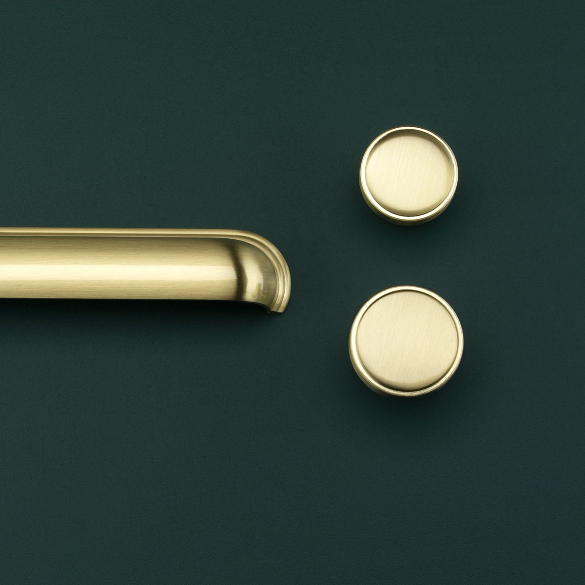 An instant classic, and one of our most popular ranges, the Calgary combines elegant curves, bold styling and perfected detailing to create a masterpiece. #exquisitehardware #handle #knob #kitchen #kitchengoals #cuphandle crofts.co.uk/product/calgar…